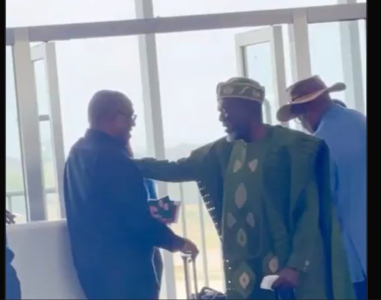 Reno Omokri partage une vidéo d'un échange chaleureux avec Peter Obi à l'aéroport d'Abuja