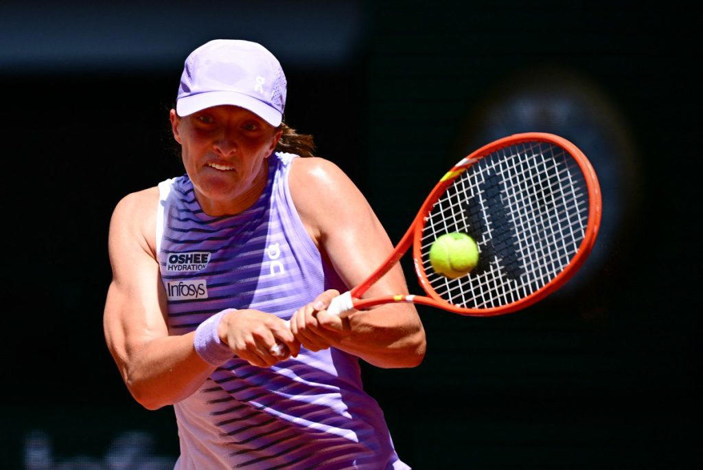 Swiatek races into French Open second round