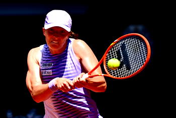 Swiatek races into French Open second round