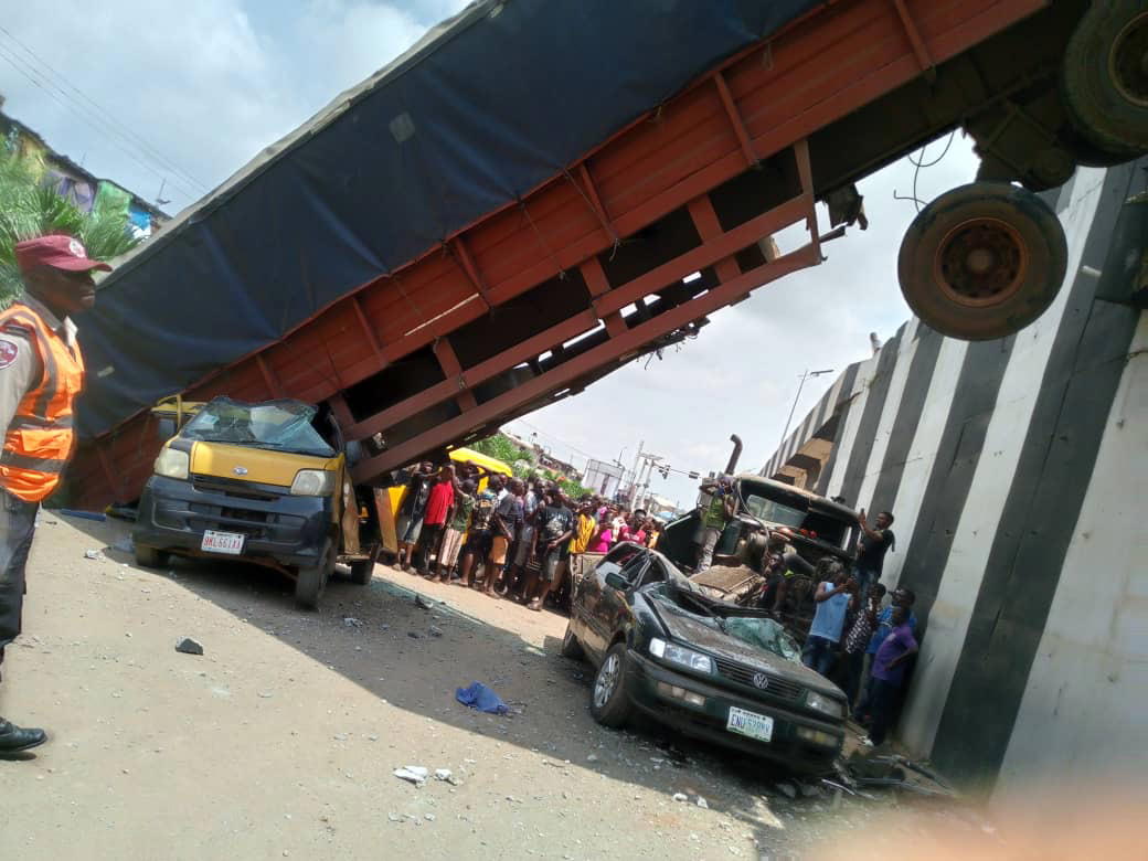 5 blessés, 4 véhicules écrasés alors qu'un camion tombe d'un pont à Anambra