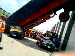 5 injured, 4 vehicles smashed as trailer falls off Anambra bridge