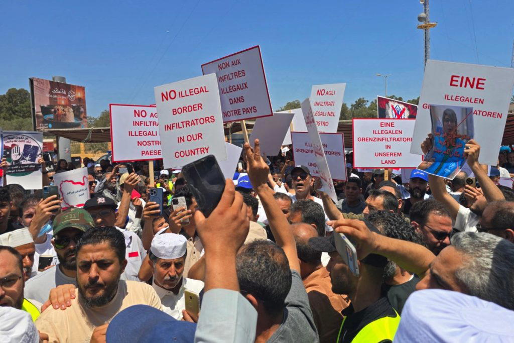 Hundreds in Libya protest against migrants, refugees