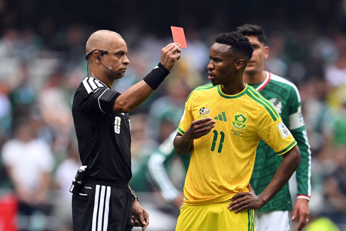 Trois cartons rouges dans le match d'ouverture de la Coupe du Monde alors que le Mexique bat l'Afrique du Sud 2-0