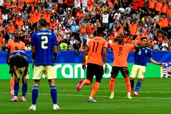 Netherlands crush Sweden 5-1 to move within reach of last 32