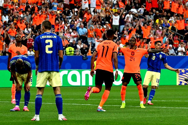 Netherlands crush Sweden 5-1 to move within reach of last 32