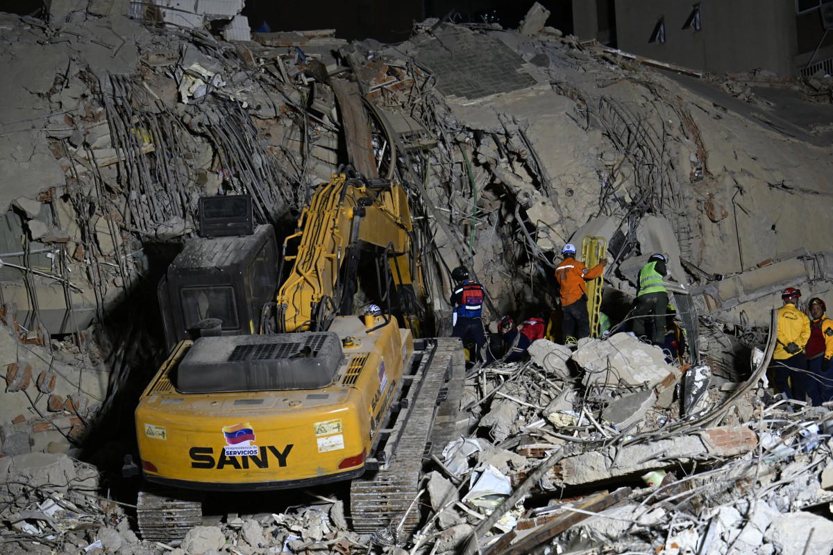 Venezuela earthquakes kill nearly 1,000, tens of thousands missing