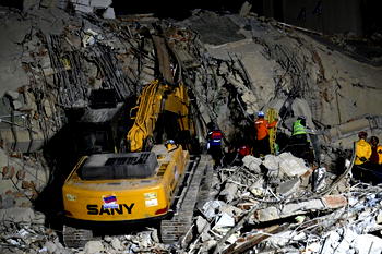 Venezuela earthquakes kill nearly 1,000, tens of thousands missing