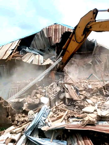 Photos: Oyo govt demolishes building used by Adelabu family’s kidnappers