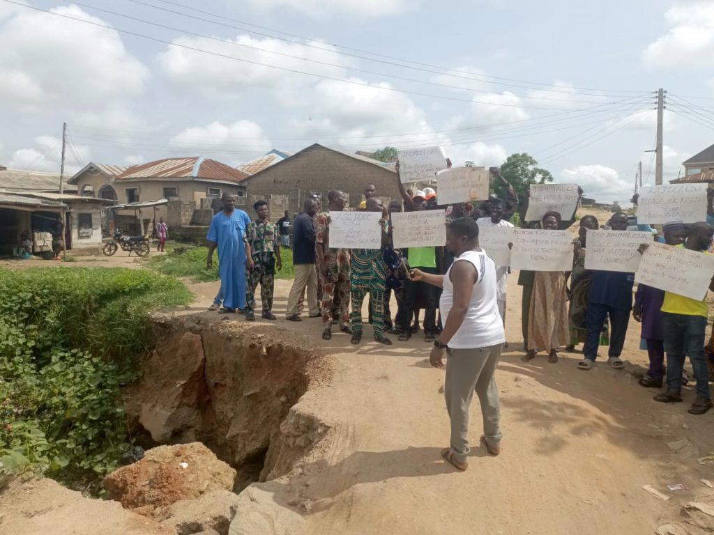 Ogun residents protest collapsing bridge, appeal to Abiodun for urgent intervention
