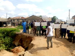 Ogun residents protest collapsing bridge, appeal to Abiodun for urgent intervention