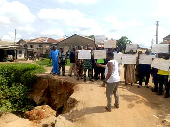 Ogun residents protest collapsing bridge, appeal to Abiodun for urgent intervention