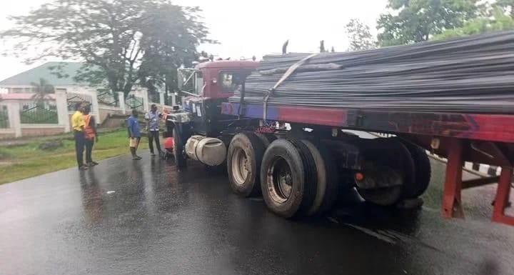 Trailer collides with FMC Umuahia fence, leading to significant traffic congestion