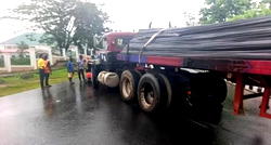 Trailer crashes into FMC Umuahia fence, causes traffic gridlock