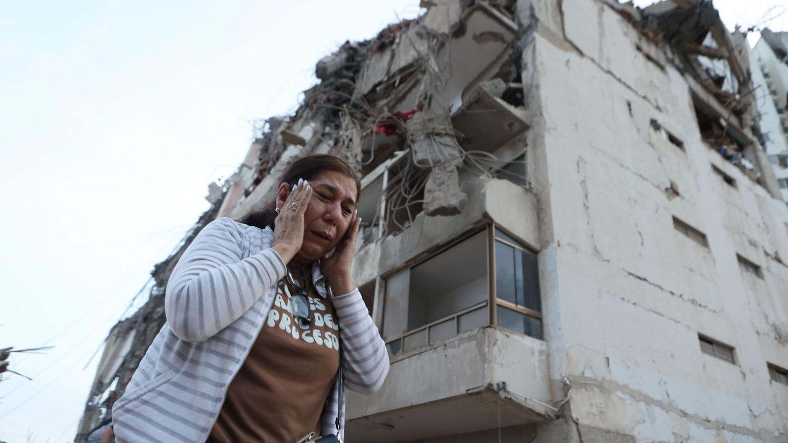 Venezuelans trapped alive after twin quakes kill at least 164