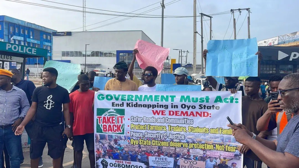Video: Protest in Oyo over abduction of teachers, students