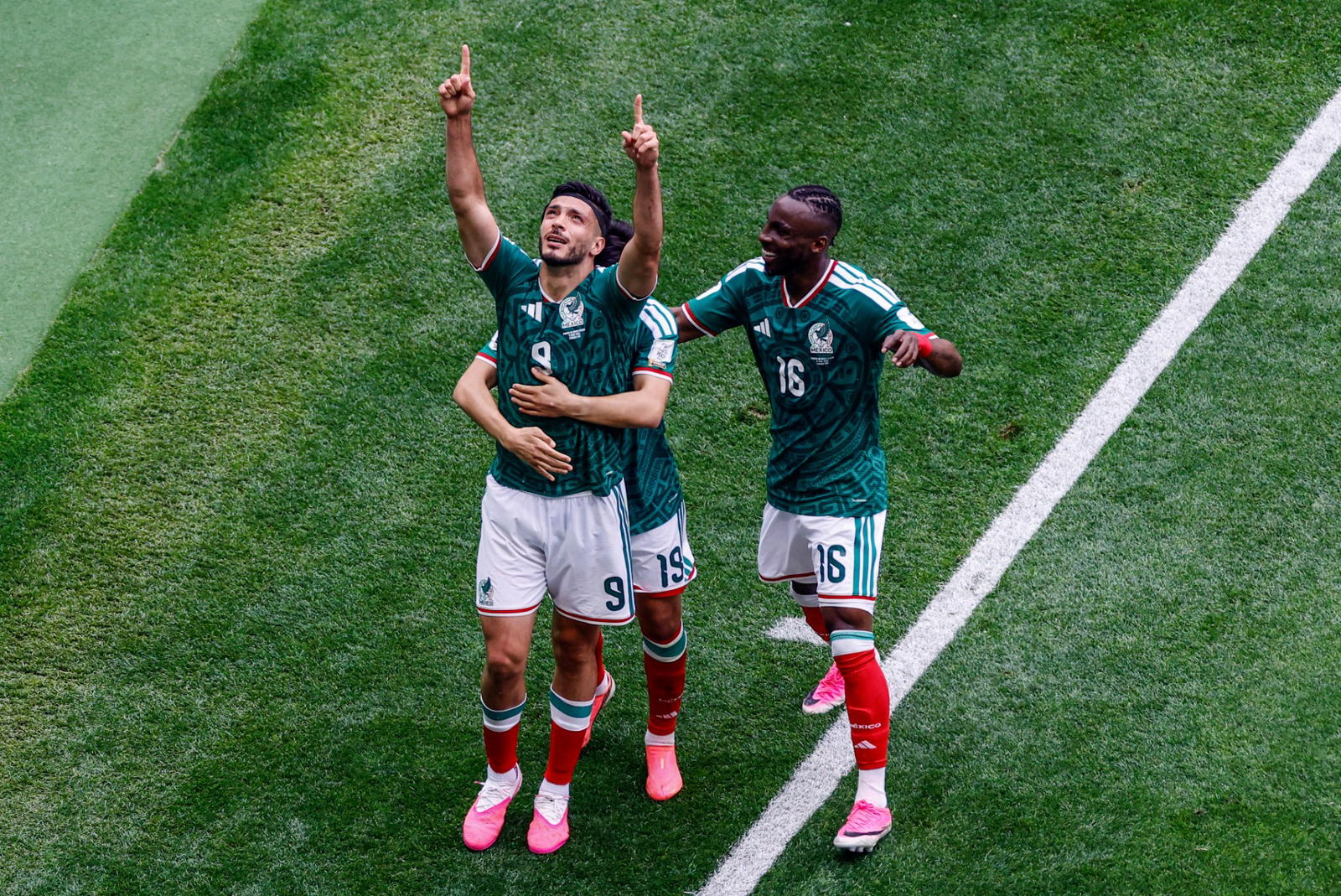 Mexico, Korea eye World Cup knockout berths