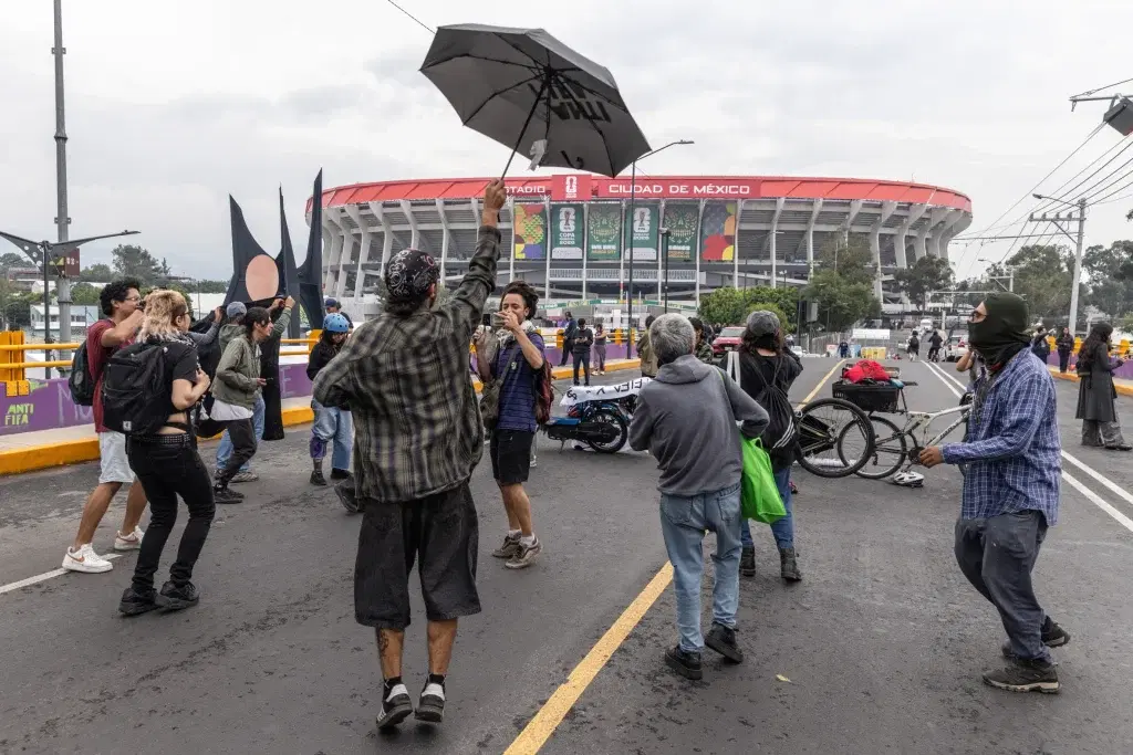 Protesters block road to Mexican World Cup stadium