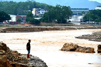 China storms leave 17 dead as rescuers search for survivors