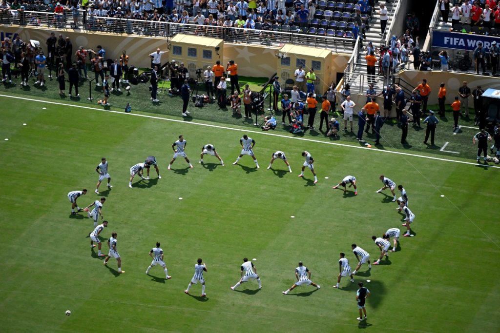 Argentina make three changes in starting line up, Spain name same team Image
