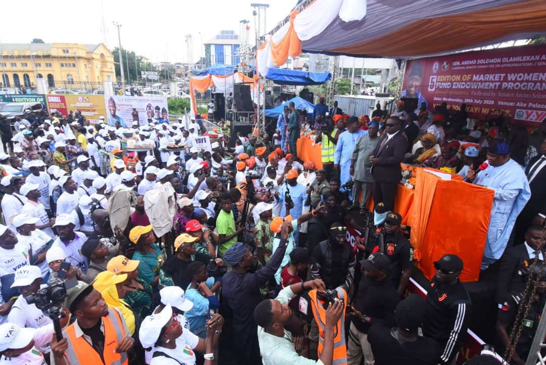 Senator Adeola empowers 3,000 traders in Ogun Central with cash grants