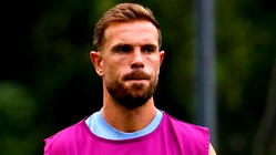 Henderson rejoins England’s World Cup squad after surgery on broken arm
