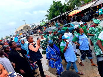 2027: Olorunda council chair’s wife leads mass PVC drive despite heavy downpour