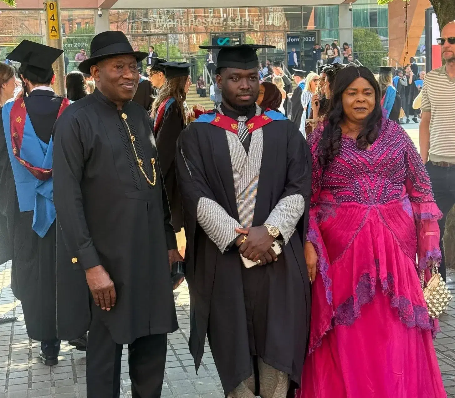 Le fils de Jonathan obtient son diplôme d'une université britannique