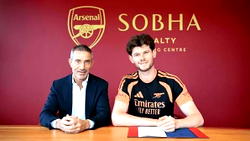 Arsenal sign former Leeds goalkeeper Illan Meslier on free transfer