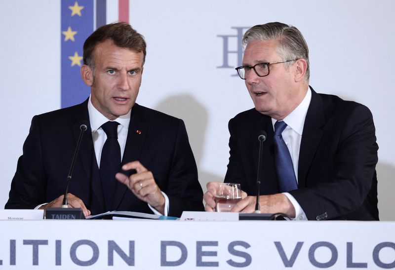 Macron remet la plus haute distinction française à Starmer, Premier ministre britannique