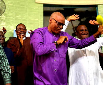 Video: Oyo school principal’s husband dances at thanksgiving service after wife’s return