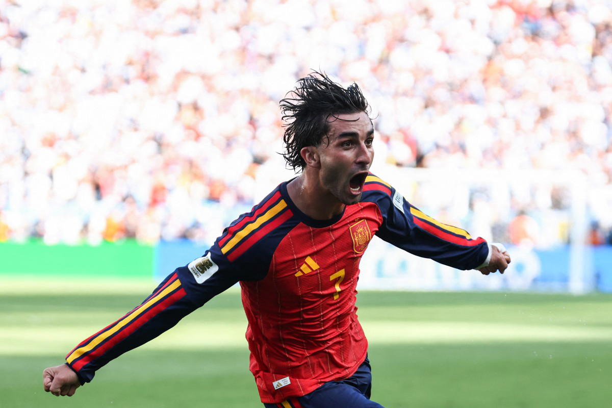 World Cup winner Ferran Torres signs for Paris Saint-Germain