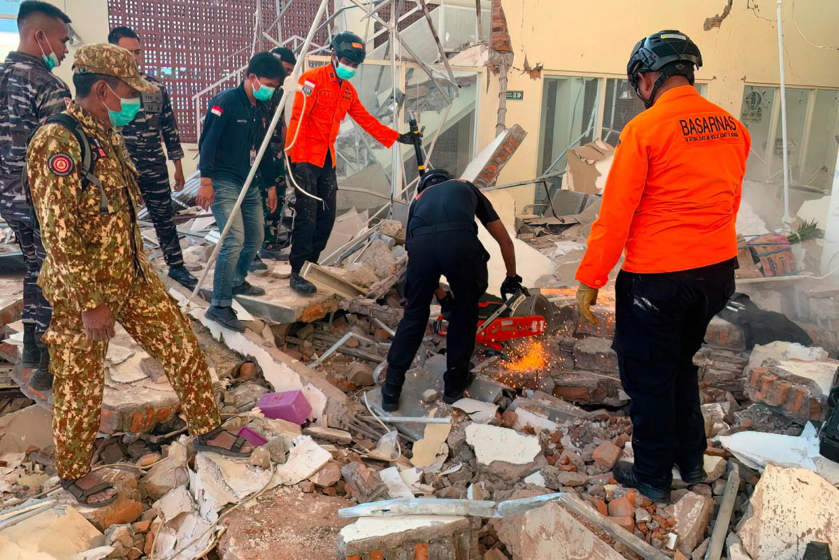 Powerful earthquake off Indonesia kills 20, sparks mass evacuations