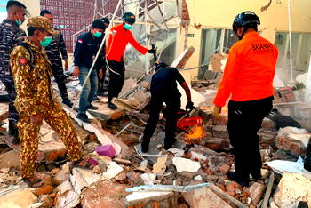 Powerful earthquake off Indonesia kills 20, sparks mass evacuations
