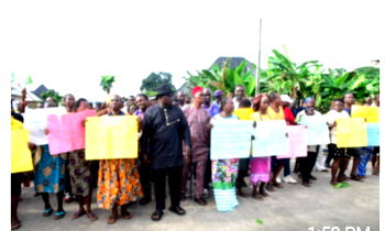Emu-Ebendo people raise alarm over herdsmen persistent attack, throng Ughelli/Asaba Road in protest ‎