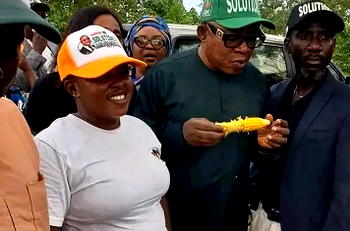 Video: Oyo ADC gov candidate stirs reactions after serving boiled corn to supporters