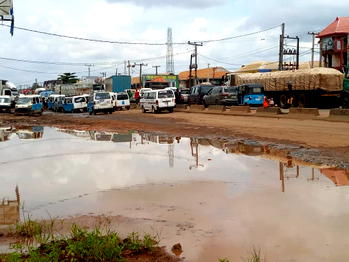 Photos: Motorists trapped in Benin-Agbor-Asaba gridlock for days