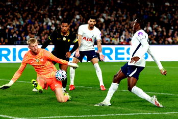 Ten-man Tottenham beat Chelsea 2-1 in Sydney