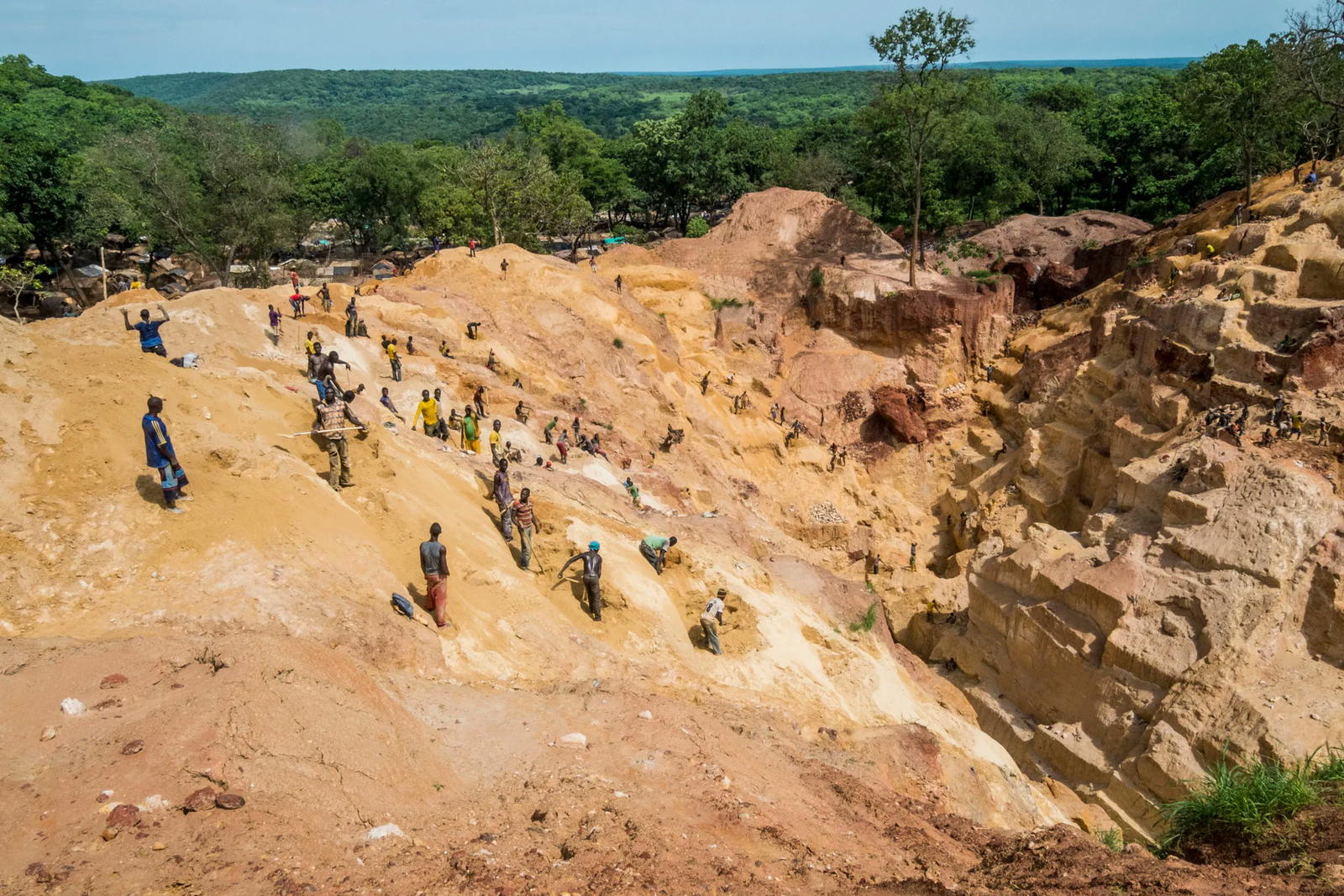 Gold mine collapse kills at least 100 people in C/Africa