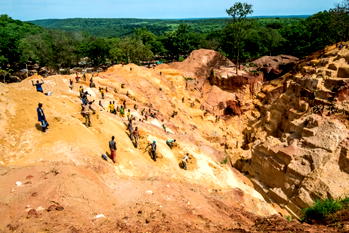 Gold mine collapse kills at least 100 people in C/Africa