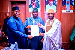 Gwarzo hands over MAAUN Niger Presidency to Prof Lawal