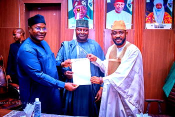 Gwarzo hands over MAAUN Niger Presidency to Prof Lawal
