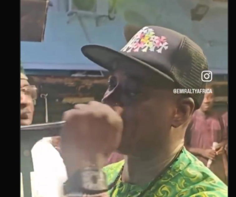 Video: KWAM1 cry on stage after hearing news of Ogogo’s death