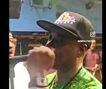 Video: KWAM1 cries on stage after news of Ogogo’s death