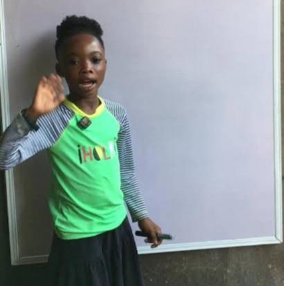 Rencontrez Charlotte, une fille nigériane de 9 ans enseignant l'algèbre sur TikTok