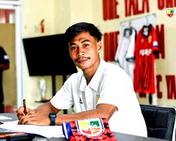 24-yr-old footballer dies after lightning strikes pitch during match