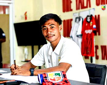 24-yr-old footballer dies after lightning strikes pitch during match