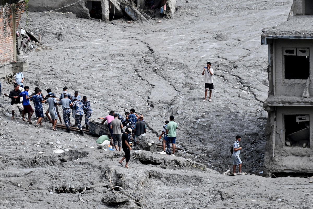 Thousands remain missing as Nepal's death toll hits 1,000