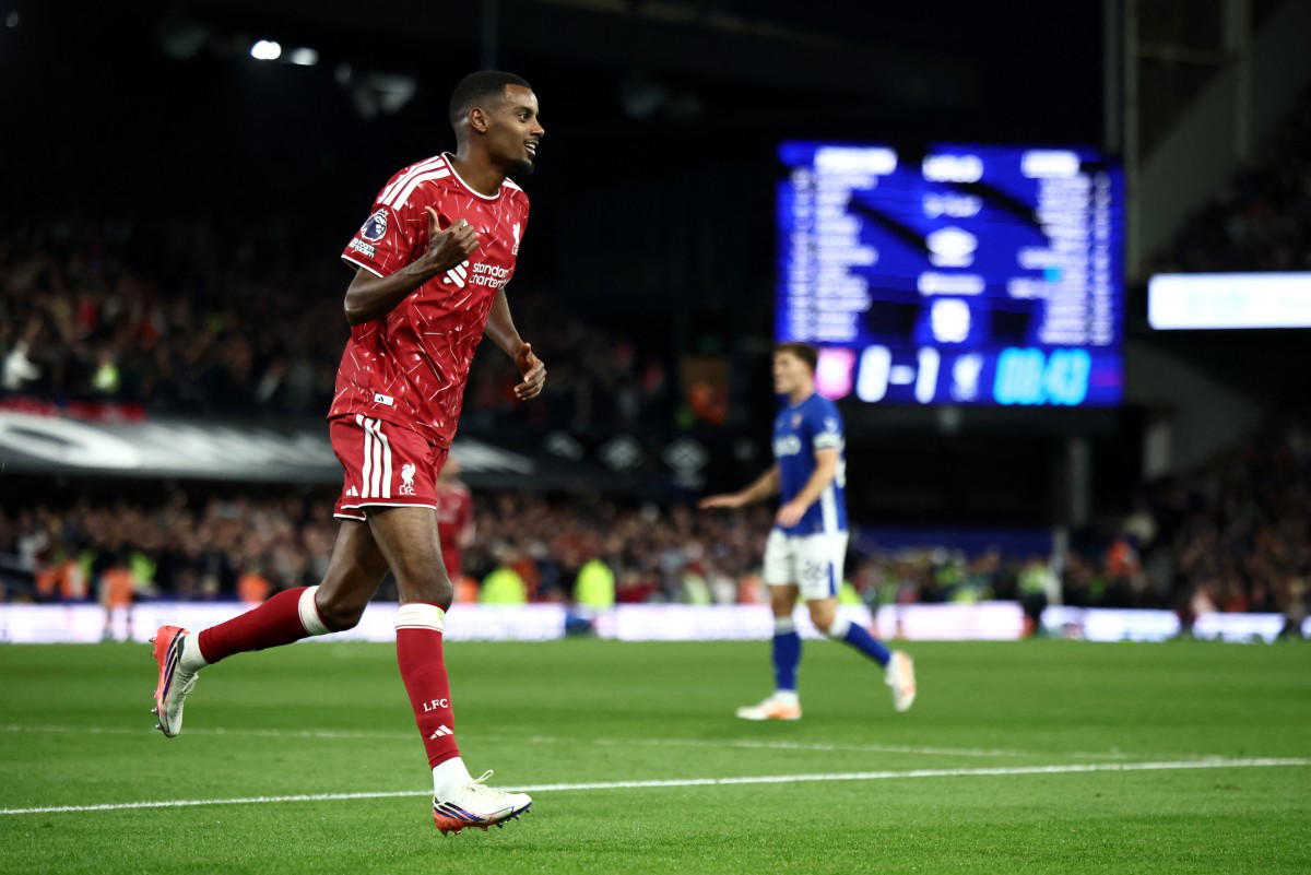 Isak fires Liverpool to first win under Iraola at Ipswich