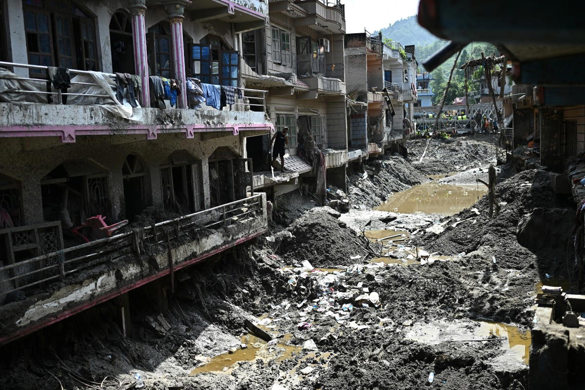 Nepal flood death toll rises over 1,300 as rescuers scour tunnels
