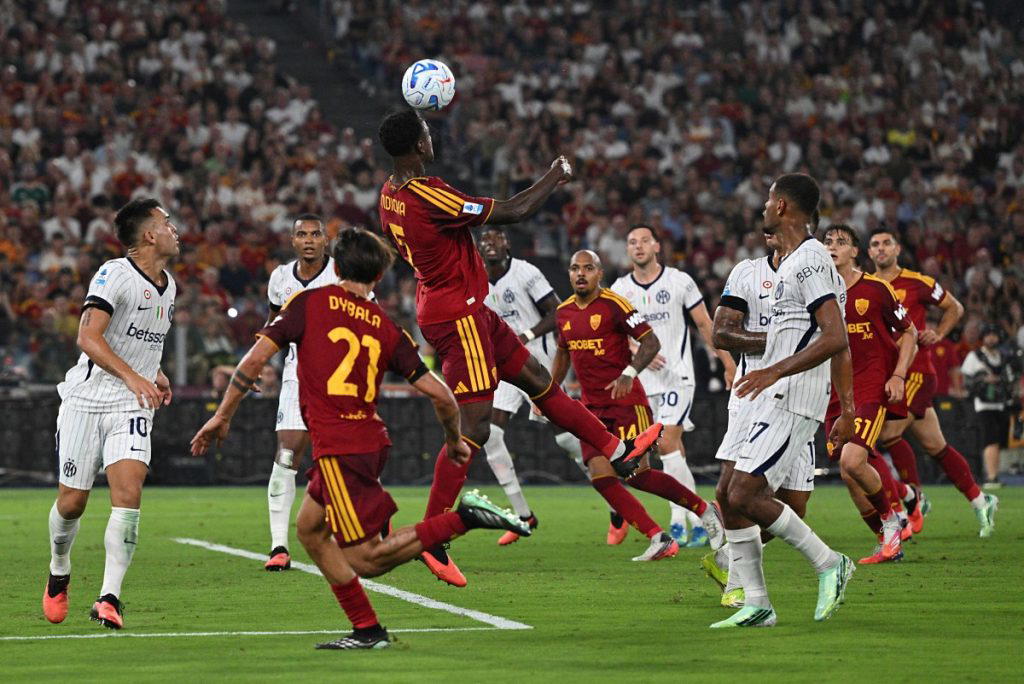 Martinez brace saves Inter in Serie A top-two clash with Roma